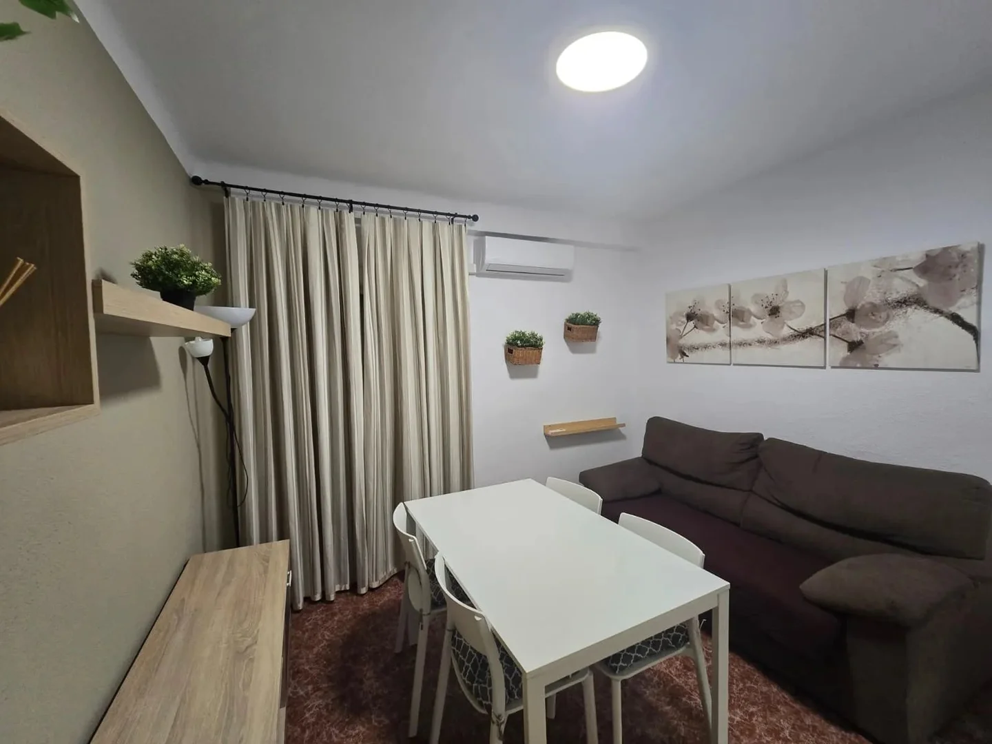 Habitación estudiantil amplia y cómoda en
