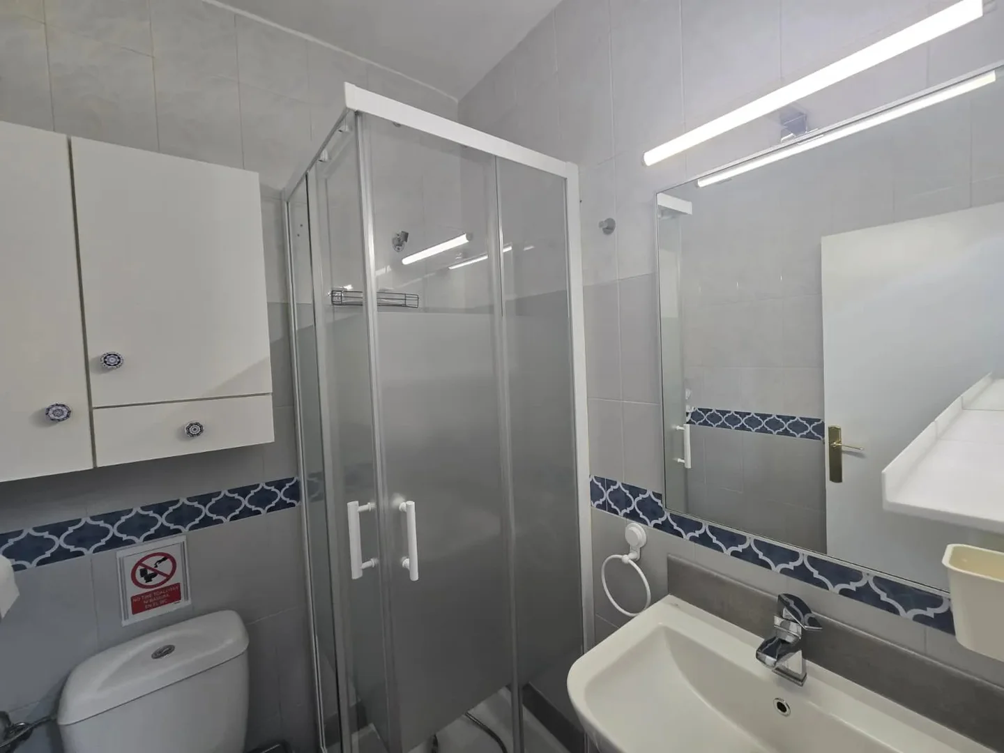 Habitación estudiantil luminosa y aireada con fácil acceso a la universidad en
