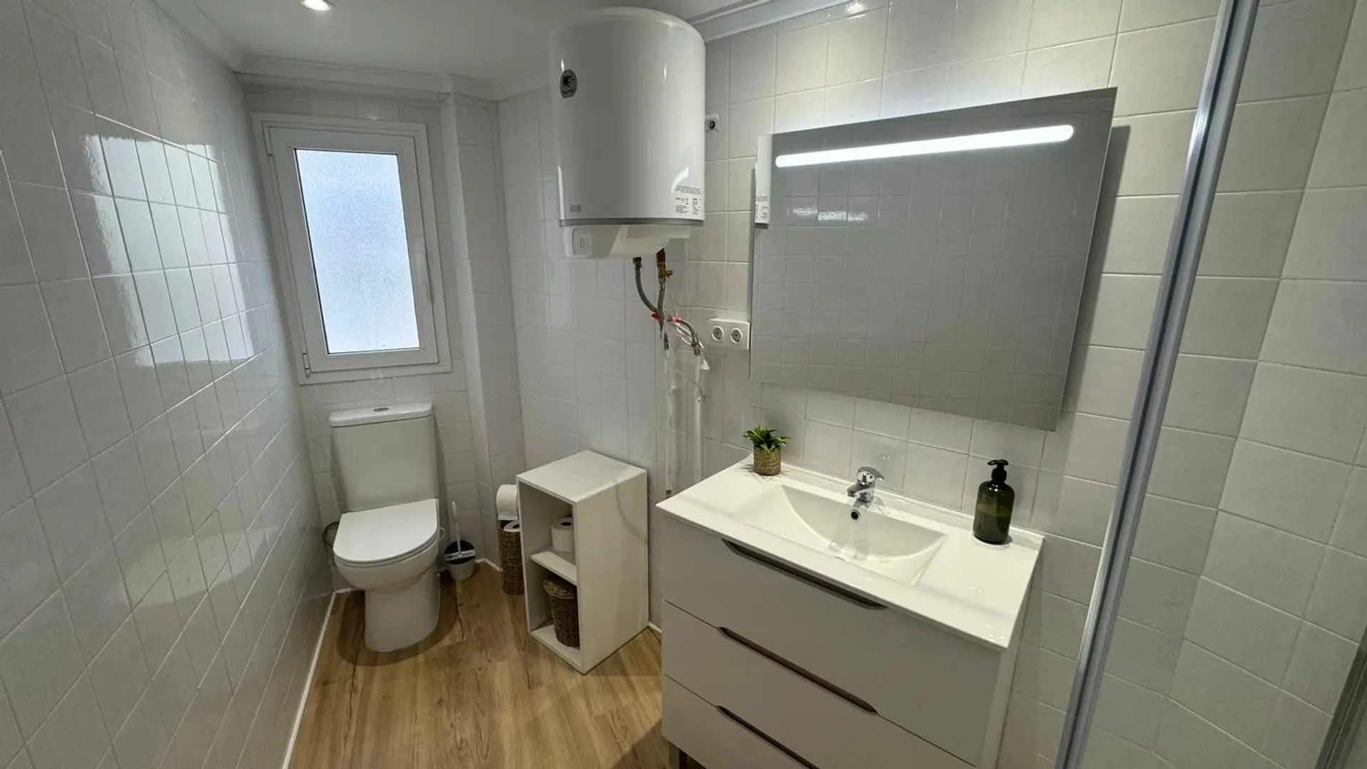 Room for rent in student apartment in , fully furnished