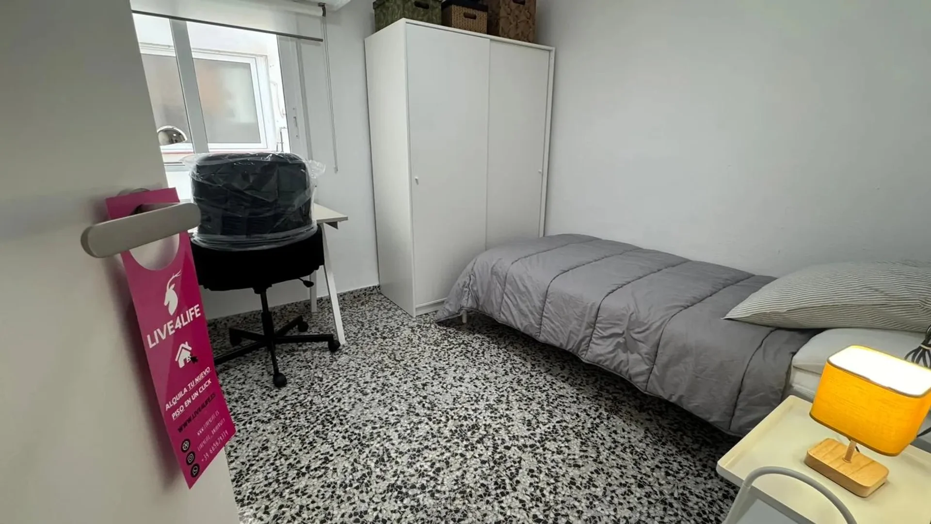 Chambre d'étudiant à avec espace d'étude et installations communes