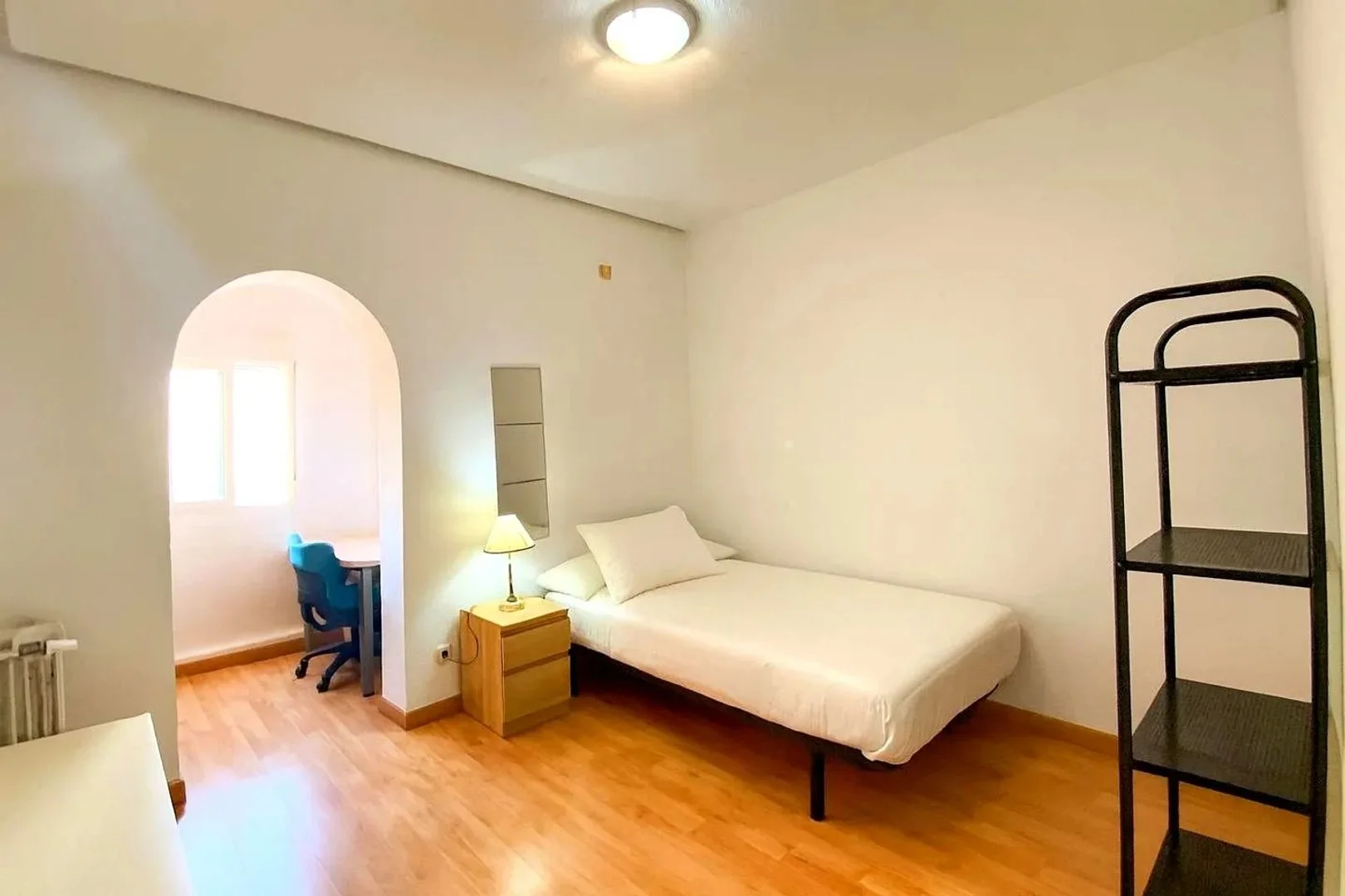 Stanza economica per studenti con ampia illuminazione in 
