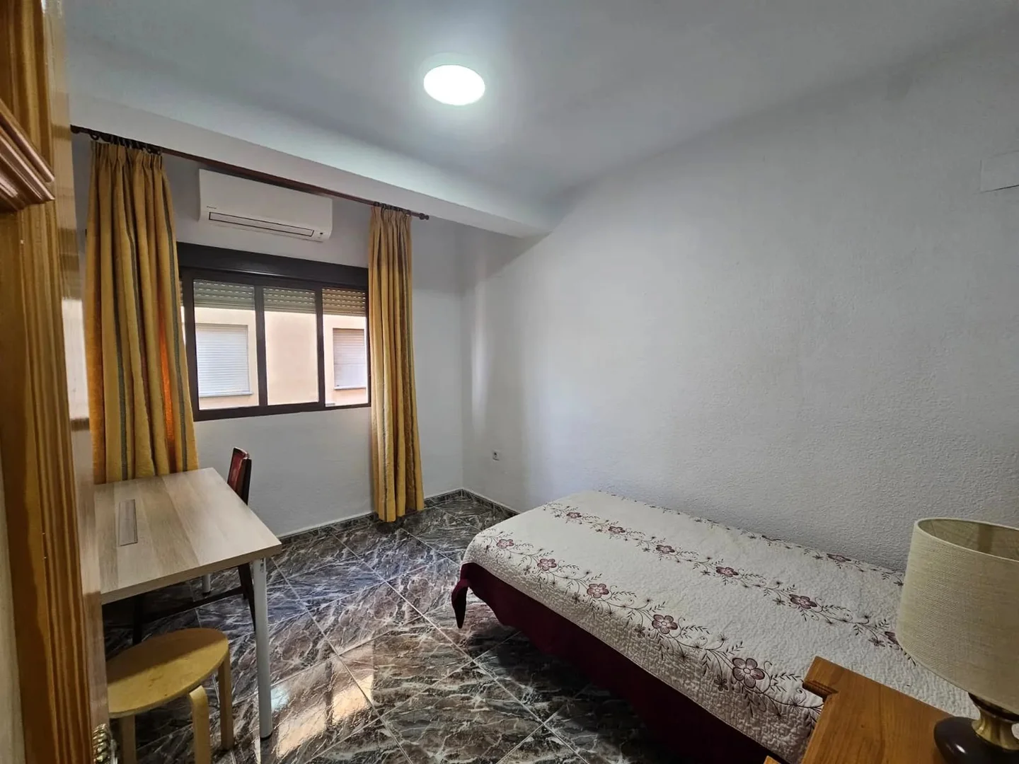 Chambre d'étudiant lumineuse et aérée avec accès facile à l'université dans 
