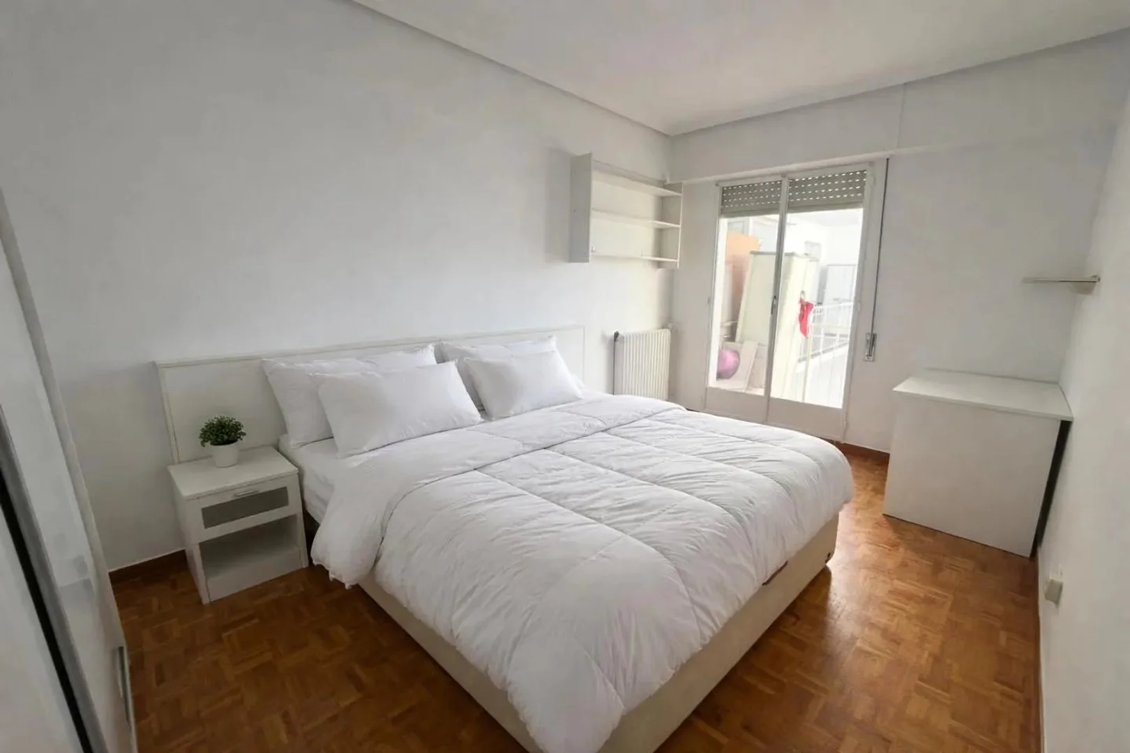 Bright and airy student room with easy university access in 