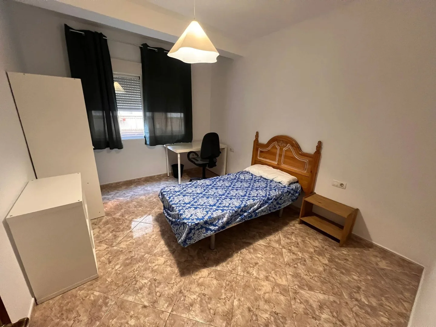 Chambre abordable pour les étudiants avec un bon éclairage dans 