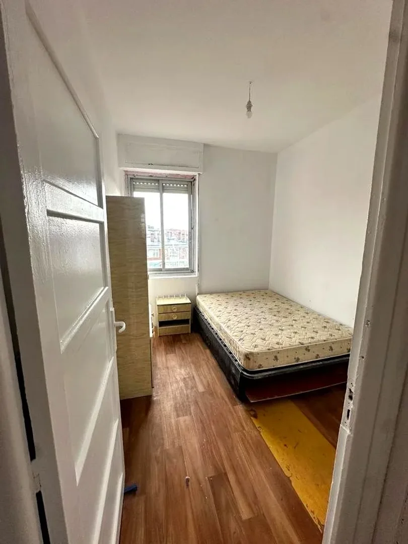 Quarto de estudante em  com área de estudo e instalações partilhadas