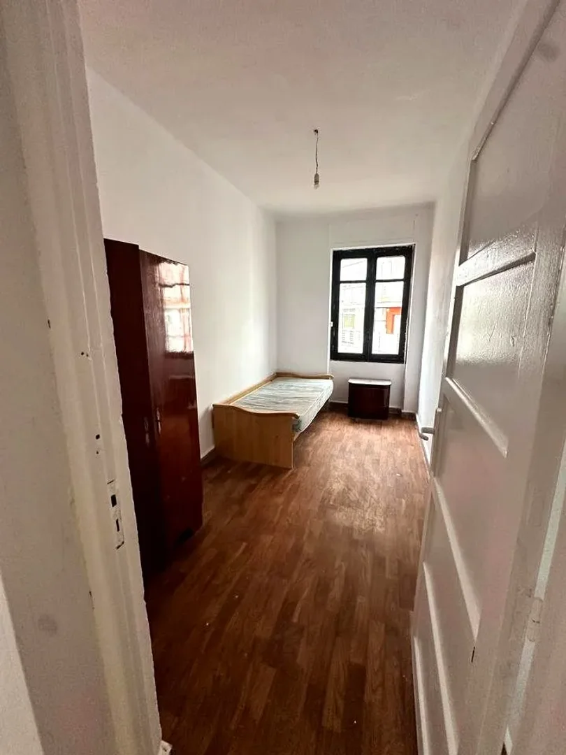 Quarto de estudante confortável e espaçoso em 