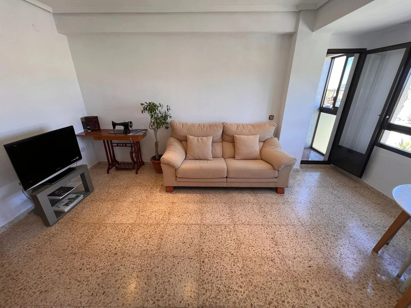 Budget-friendly student room close to campus in 
