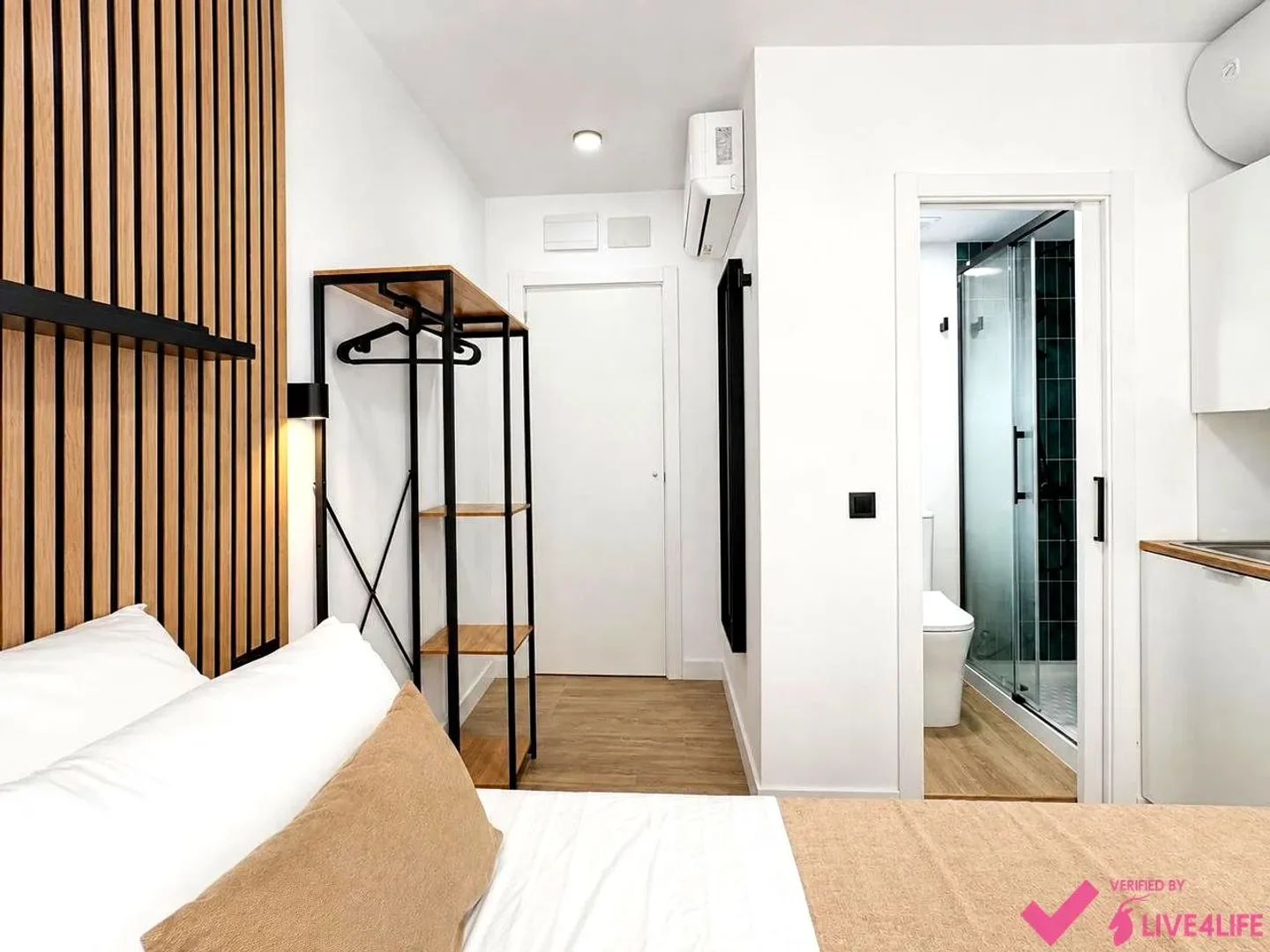 Quarto de estudante em  com área de estudo e instalações partilhadas