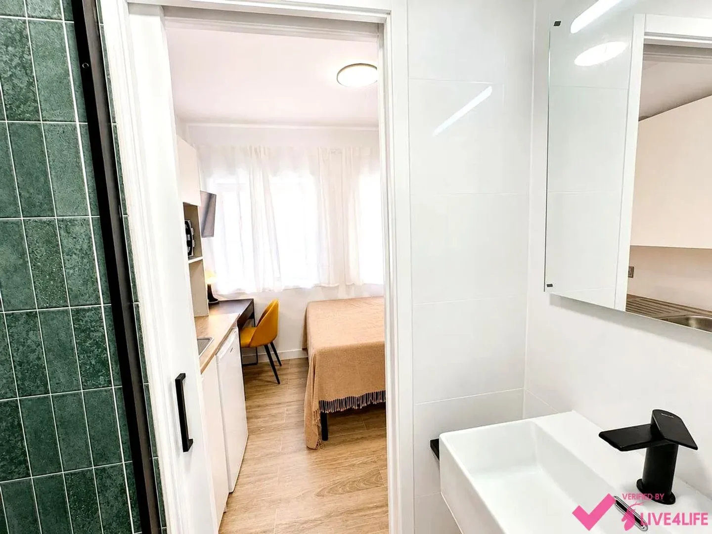 Quarto de estudante luminoso e arejado com acesso fácil à universidade em 