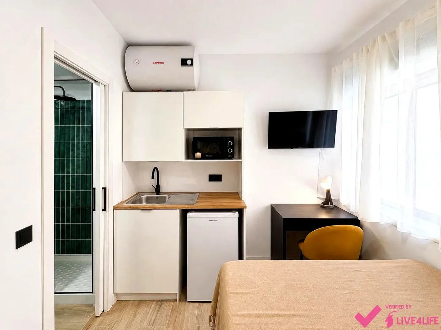 Quarto acessível para estudantes com iluminação ampla em 