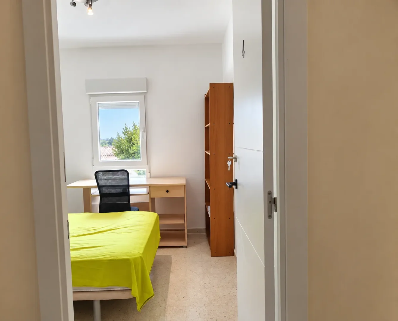 Chambre abordable pour les étudiants avec un bon éclairage dans 