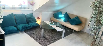 Quarto iluminado em {area}