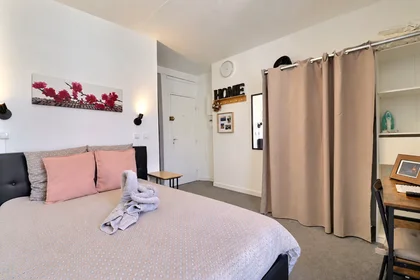 Entire apartment at Rue Sauffroy, 17th Arrondissement, image 2 of 8