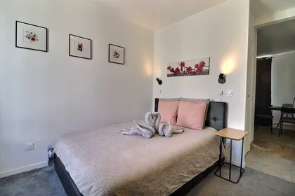 Entire apartment at Rue Sauffroy, 17th Arrondissement, image 6 of 8