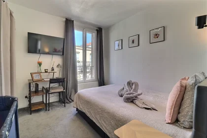 Entire apartment at Rue Sauffroy, 17th Arrondissement, image 7 of 8