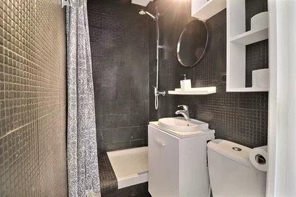 Entire apartment at Rue Sauffroy, 17th Arrondissement, image 8 of 8