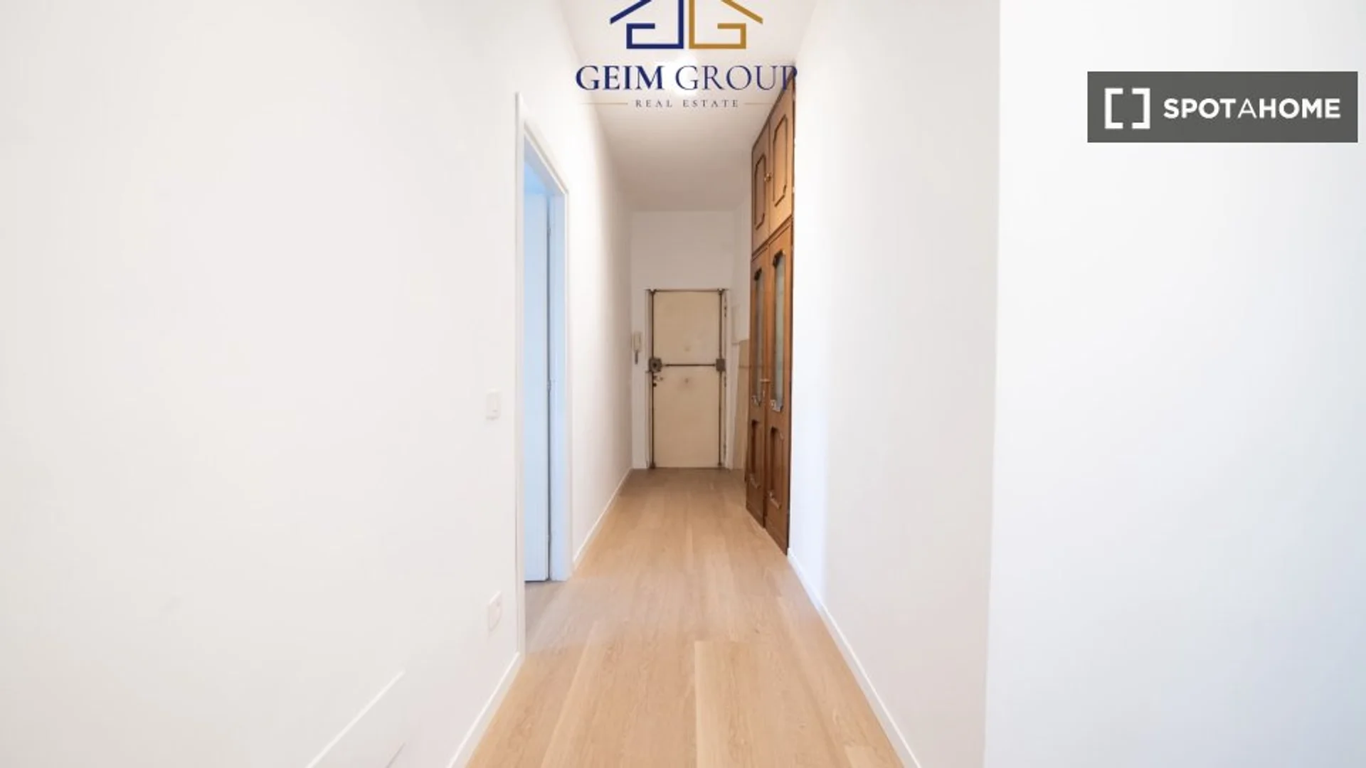 Habitación estudiantil funcional perfecta para estudiar en 