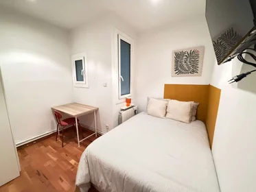 Chambre privée à Carrer d'Hercegovina, image 1 de 10