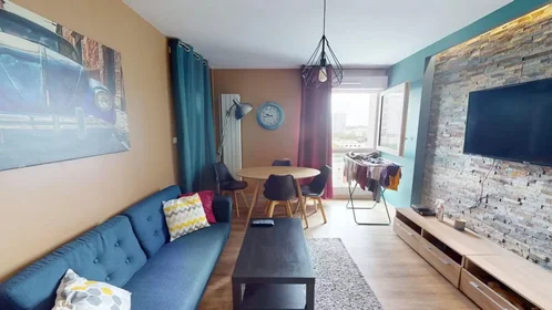 {area} de çift kişilik yataklı kiralık oda