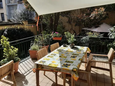 Quarto para alugar num apartamento partilhado em {area}