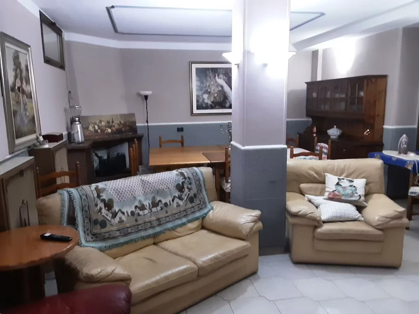 Quarto de estudante económico com localização conveniente em 