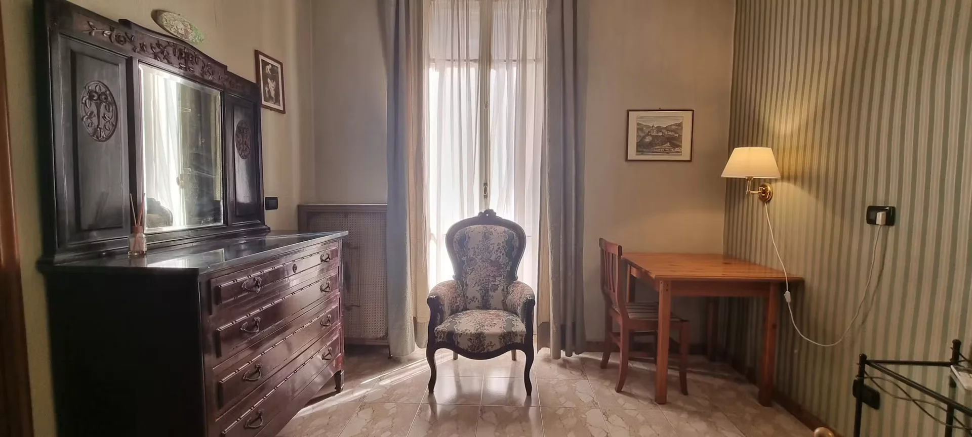 Quarto de estudante em  com área de estudo e instalações partilhadas
