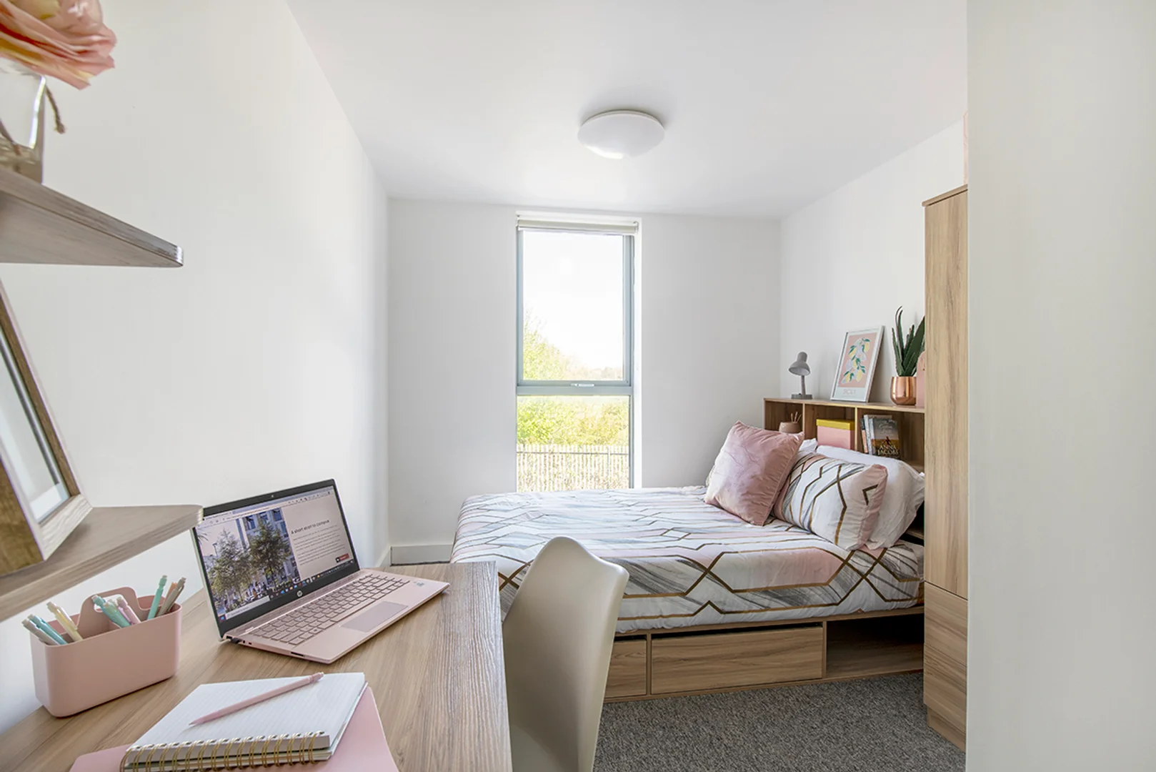 Studentenzimmer in  mit Arbeitsbereich und Gemeinschaftseinrichtungen
