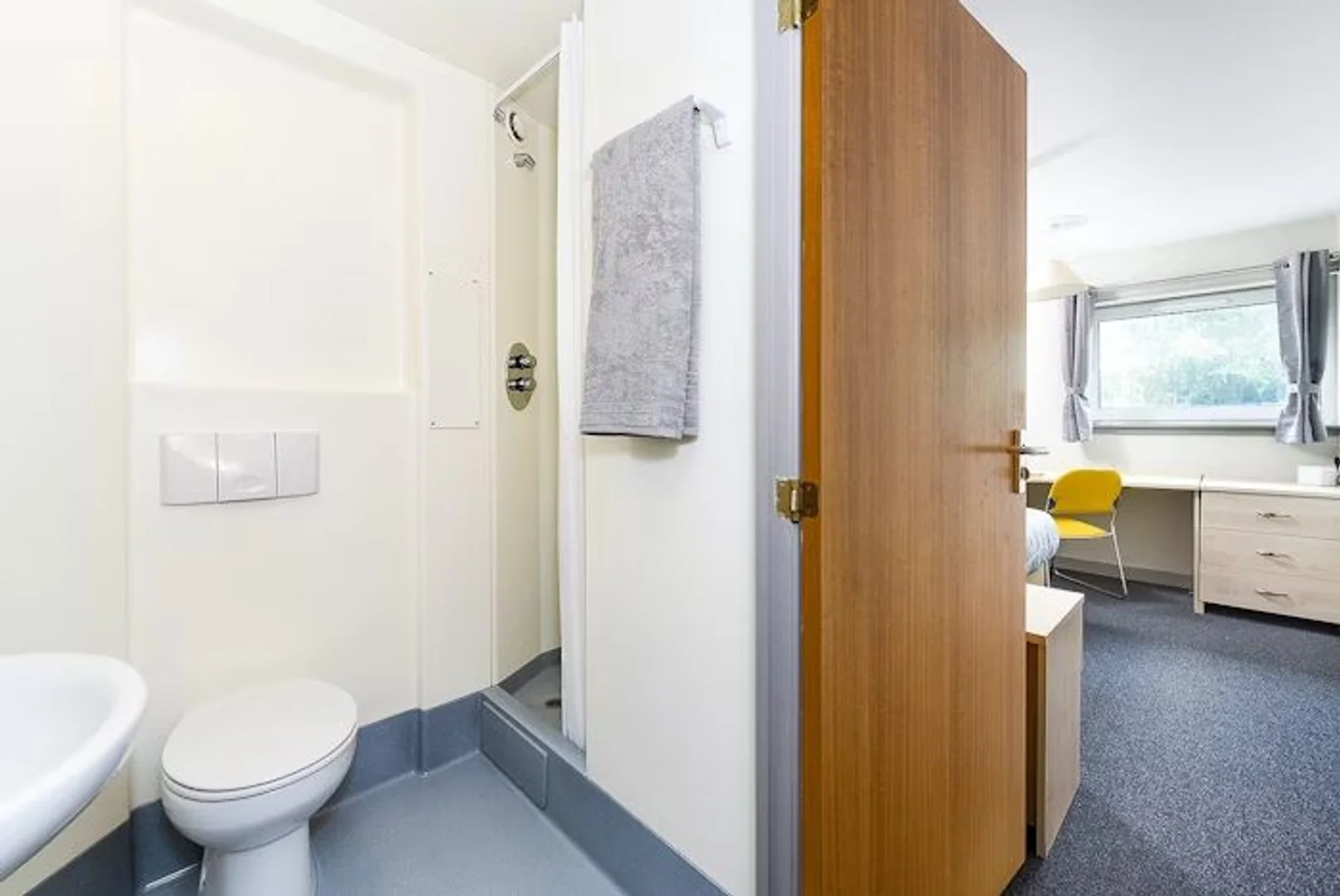Chambre d'étudiant lumineuse et aérée avec accès facile à l'université dans 