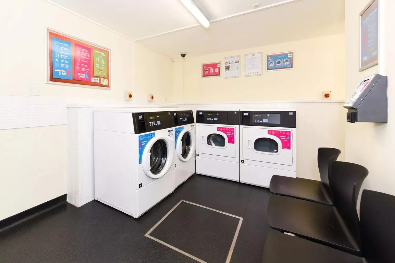 'da üniversiteye kolay erişime sahip aydınlık ve havadar öğrenci odası