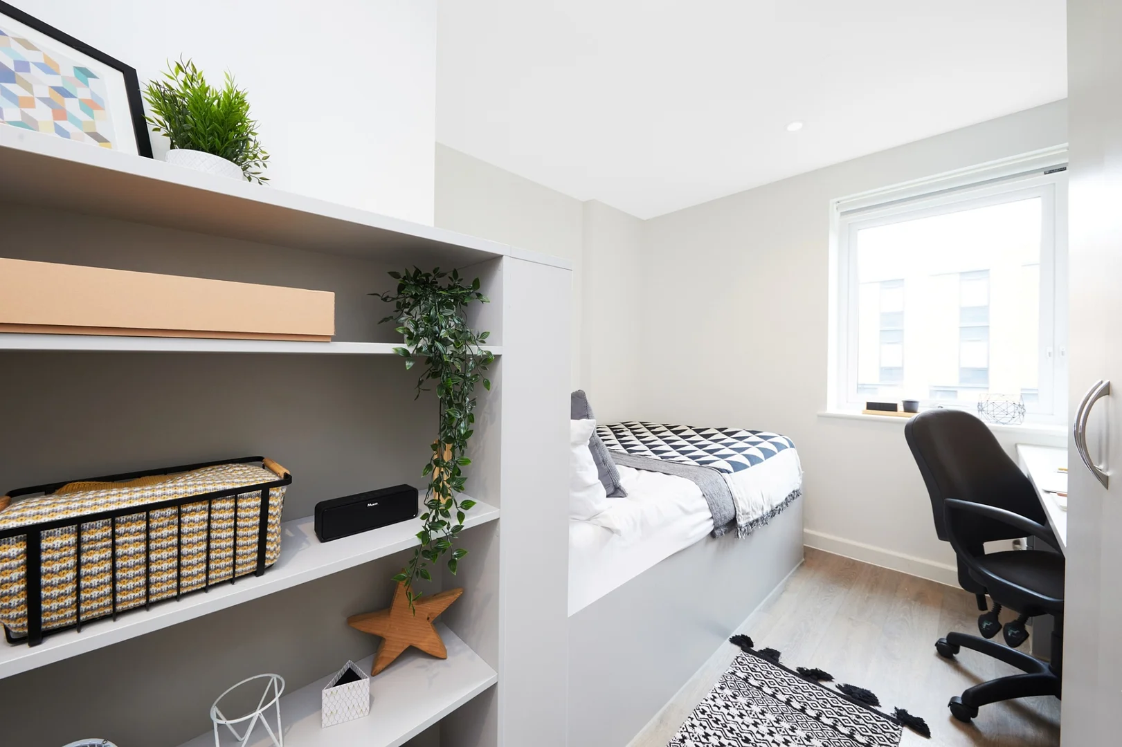 Bright and airy student room with easy university access in 