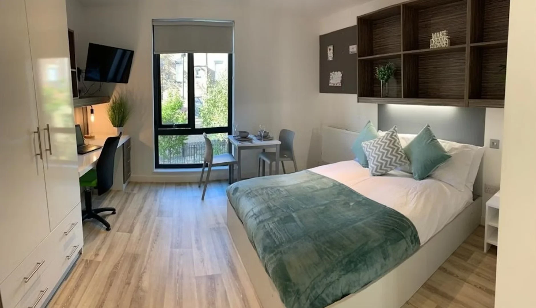 Funktionelles Studentenzimmer perfekt zum Studieren in 
