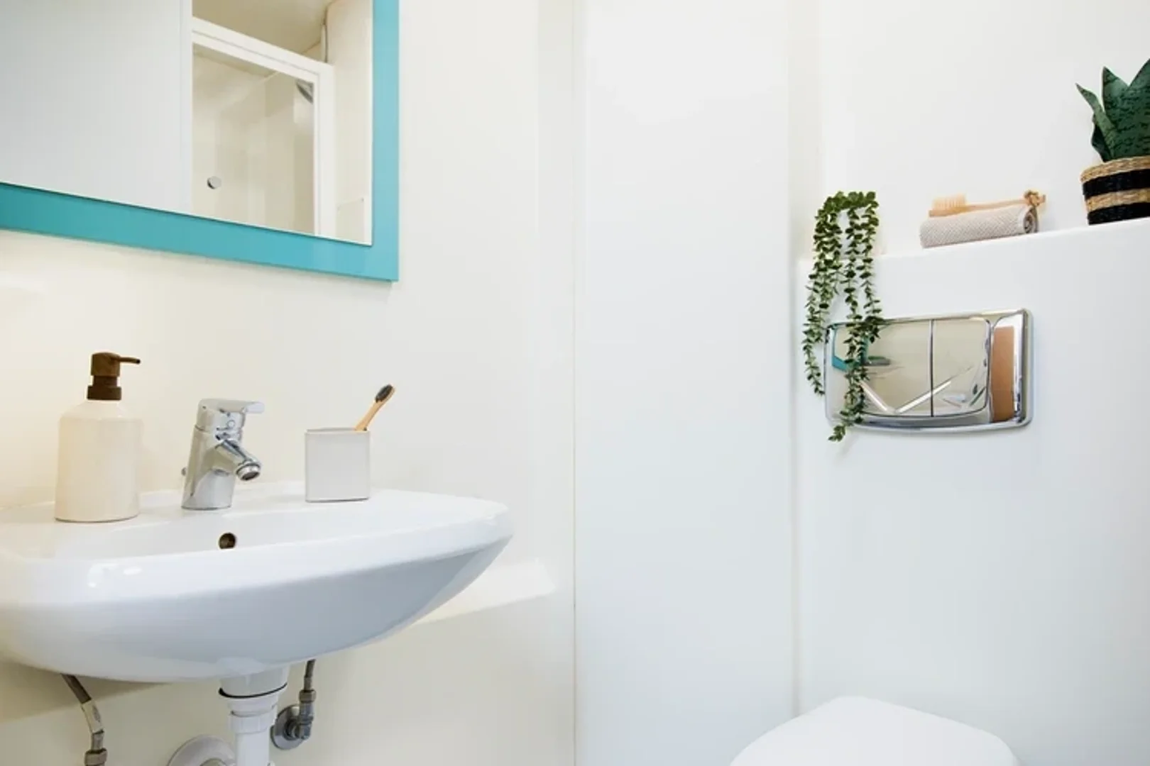 Quarto acessível para estudantes com iluminação ampla em 