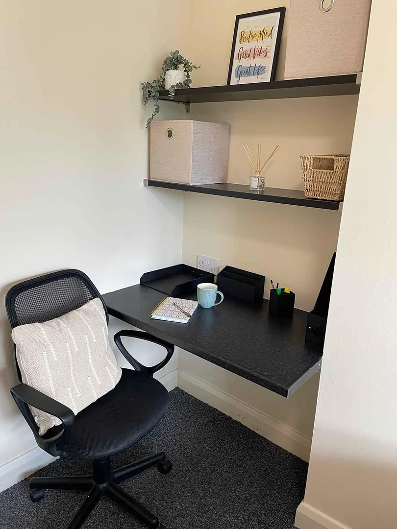 Chambre confortable pour étudiants disponible dans 