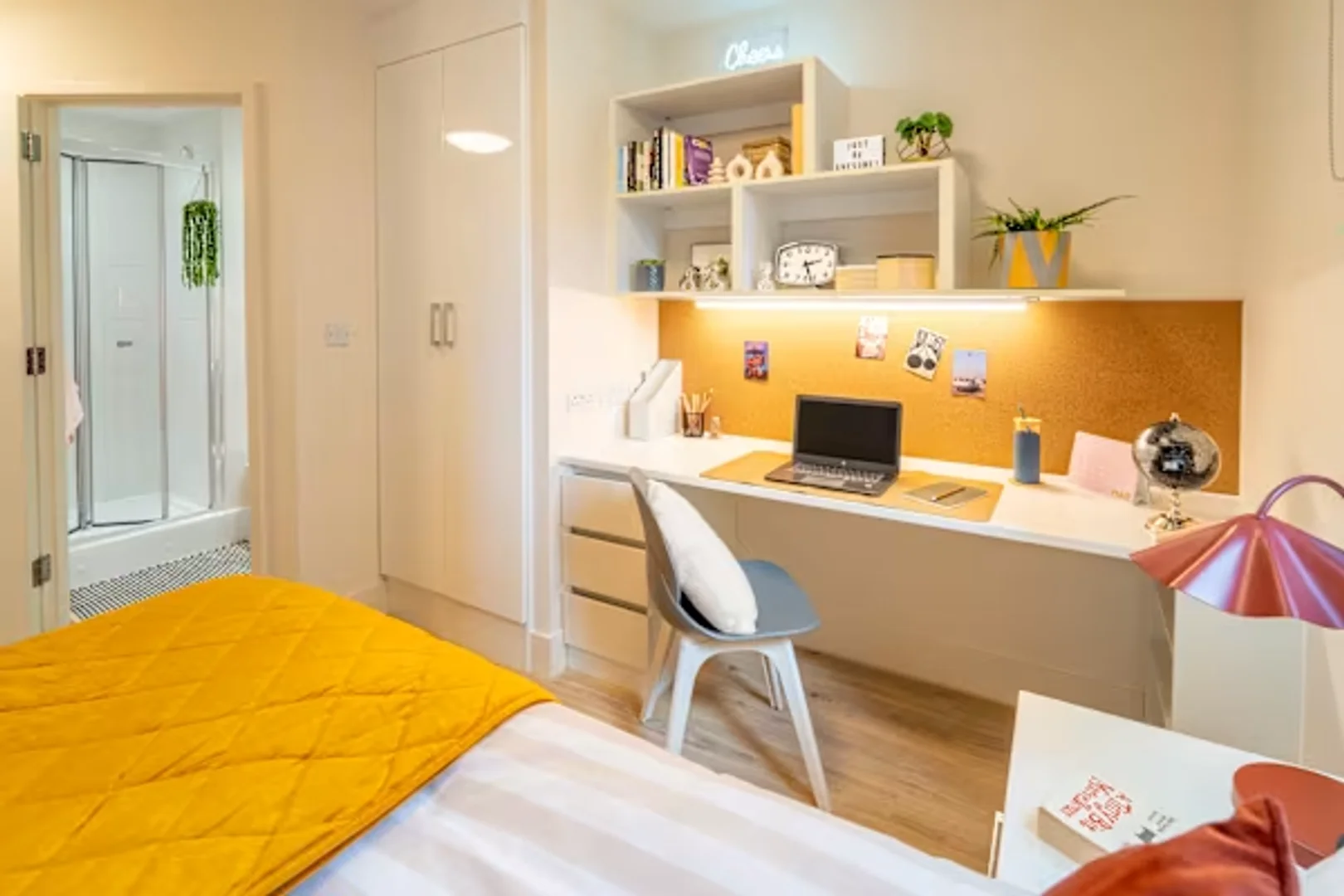 Comfortable and spacious student room in 