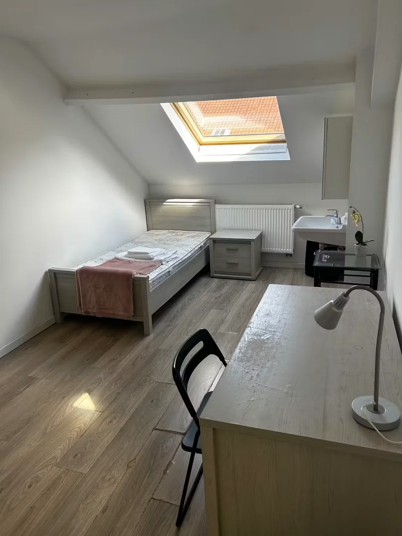 Chambre d'étudiant à  avec espace d'étude et installations communes