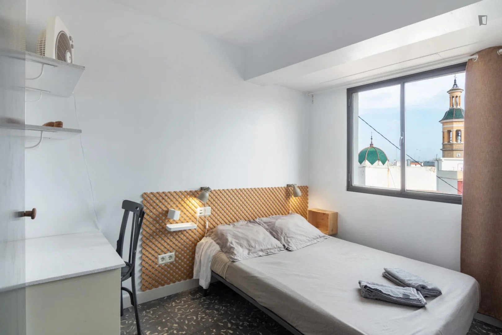 Quarto de estudante em  com área de estudo e instalações partilhadas