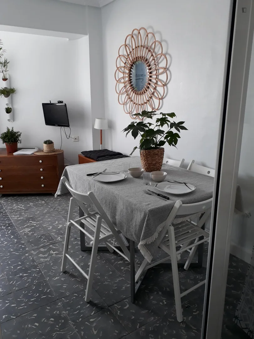 Quarto para alugar em apartamento de estudantes em , totalmente mobilado