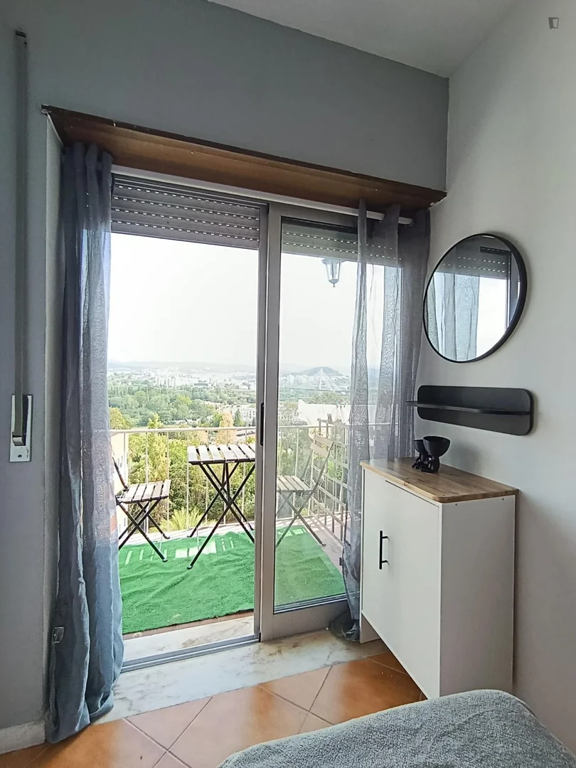 Apartamento estúdio acessível com características essenciais em 