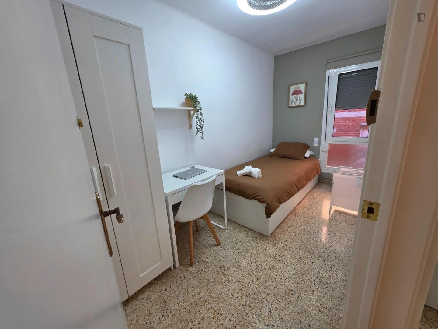 'de modern olanaklara sahip öğrenci dostu oda