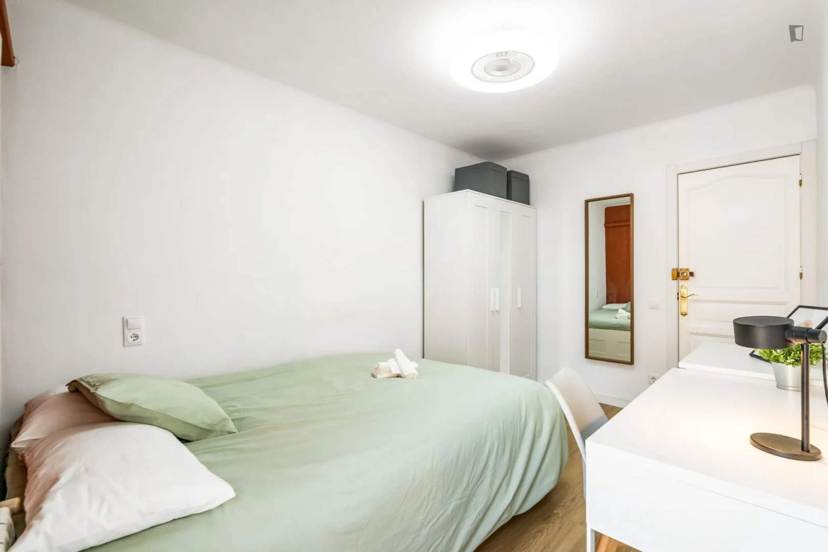 'de öğrenci dairesinde, tamamen mobilyalı kiralık oda
