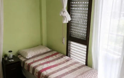 Quarto para alugar com cama de casal em {area}