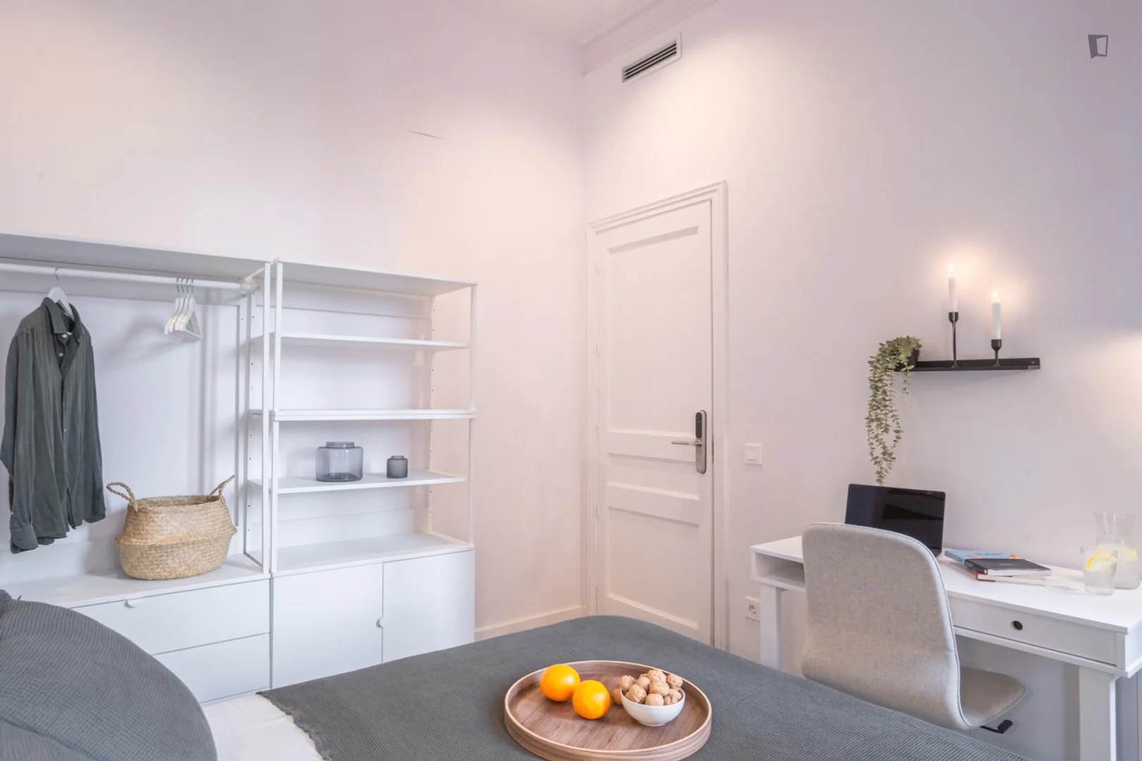 Chambre d'étudiant fonctionnelle parfaite pour étudier dans