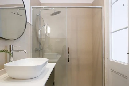 Chambre privée à Carrer de l'Escorial, image 8 de 49
