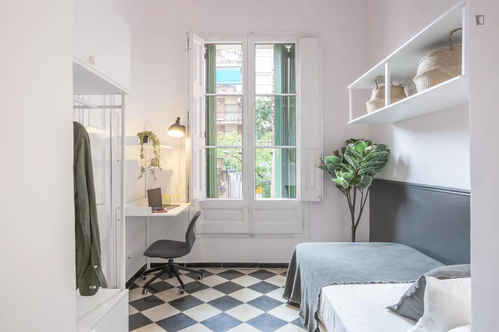 Chambre d'étudiant lumineuse et aérée avec accès facile à l'université dans