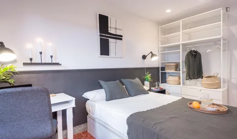 Chambre privée à Carrer de l'Escorial, image 4 de 49