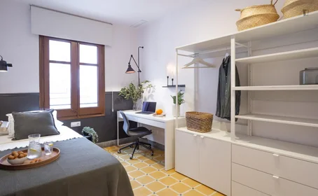 Chambre privée à Carrer de l'Escorial, image 2 de 49