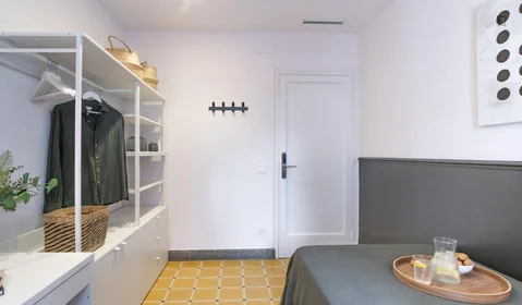 Chambre privée à Carrer de l'Escorial, image 5 de 49