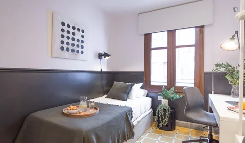Chambre privée à Carrer de l'Escorial, image 3 de 49