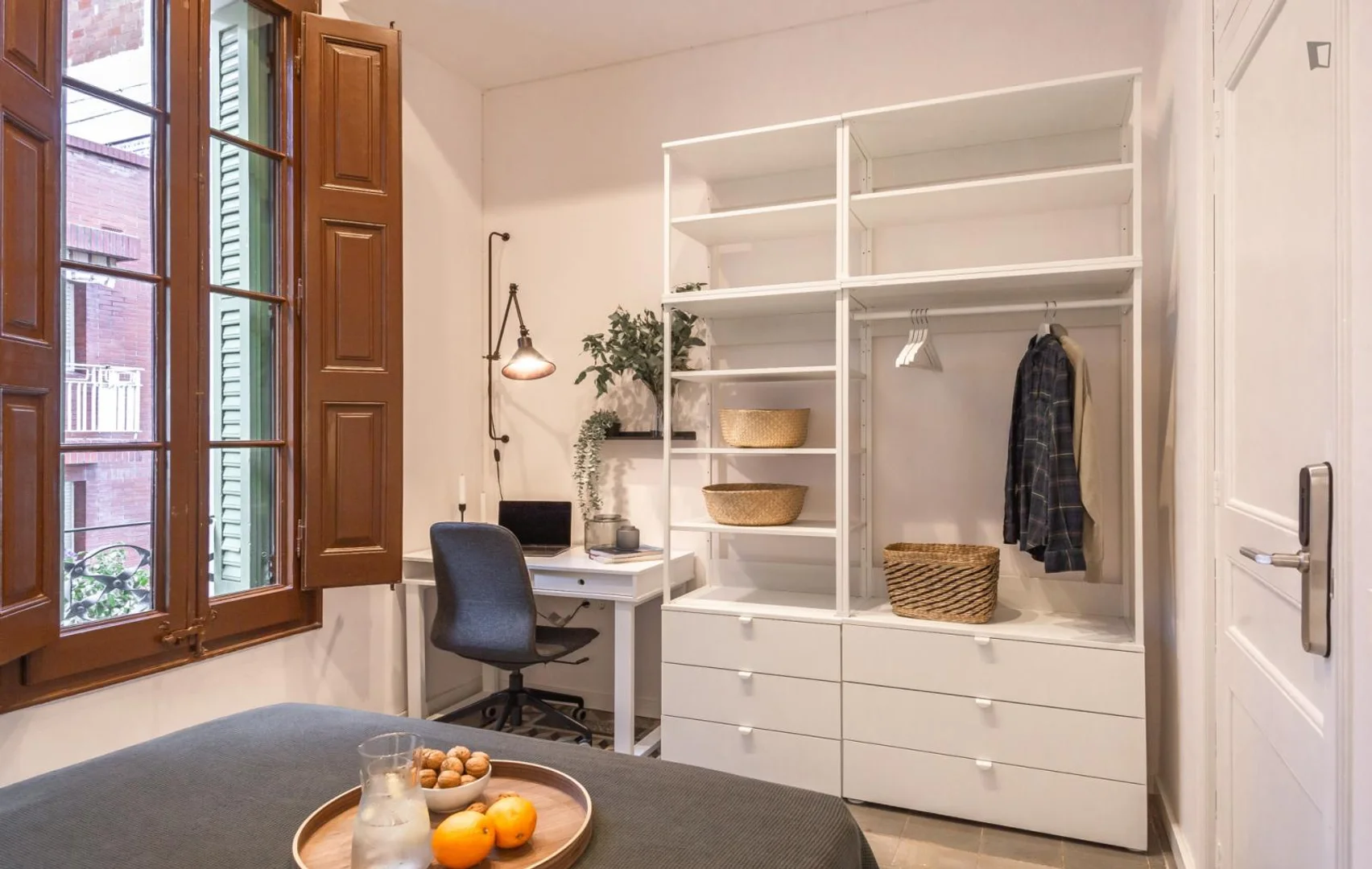 Chambre d'étudiant lumineuse et aérée avec accès facile à l'université dans