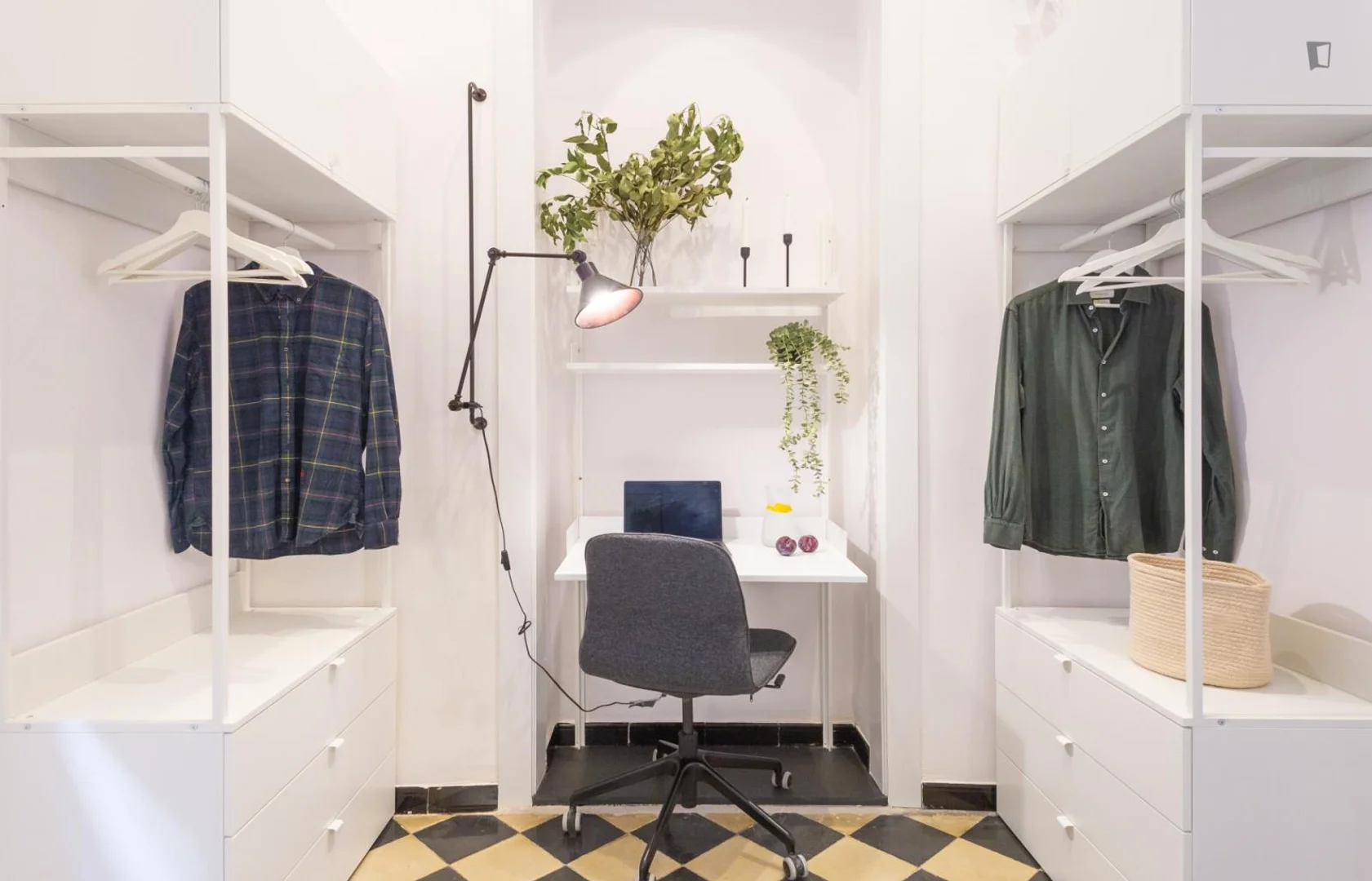Chambre d'étudiant à avec espace d'étude et installations communes